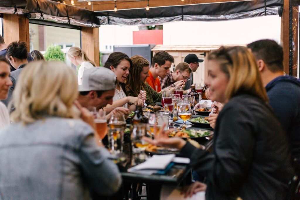 Een groep mensen eten en drinken in de horeca