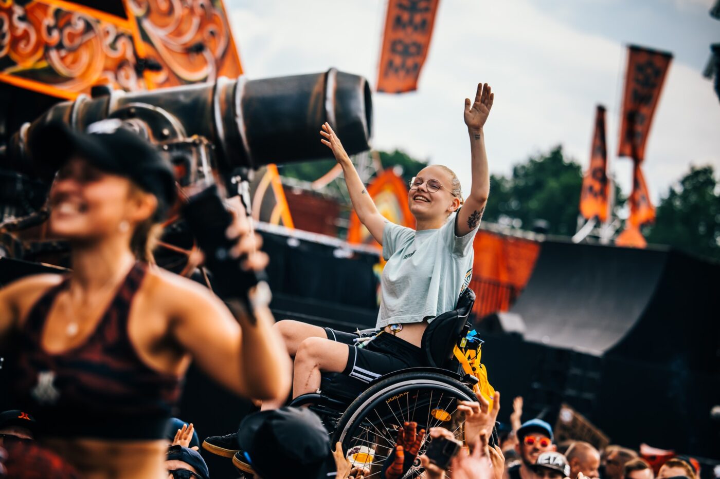 Dansen met rolstoel in publiek op Defqon Festival