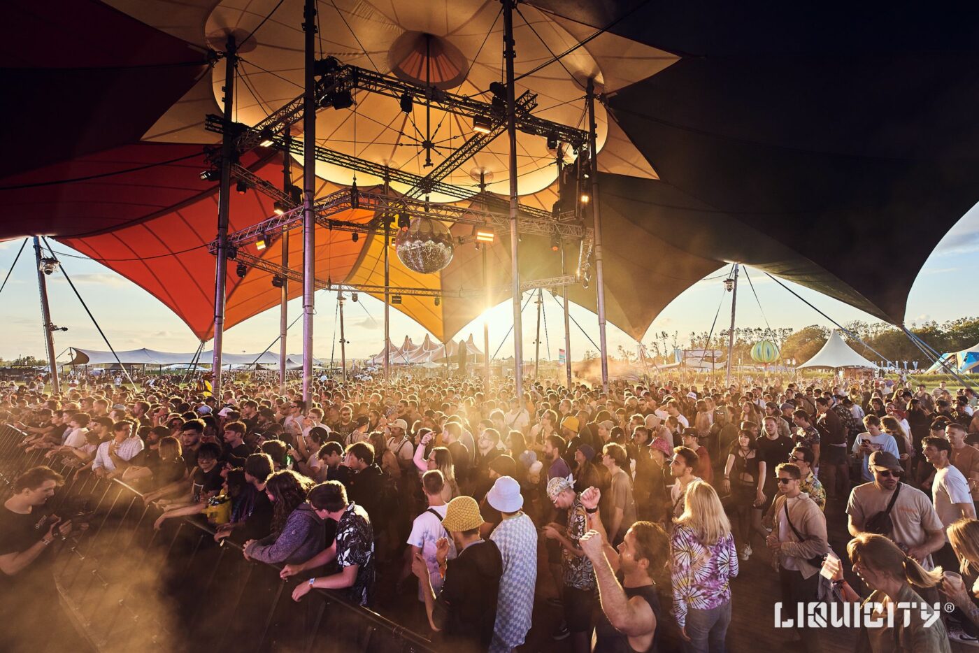 Een grote groep mensen op Liqucity Festival 2023